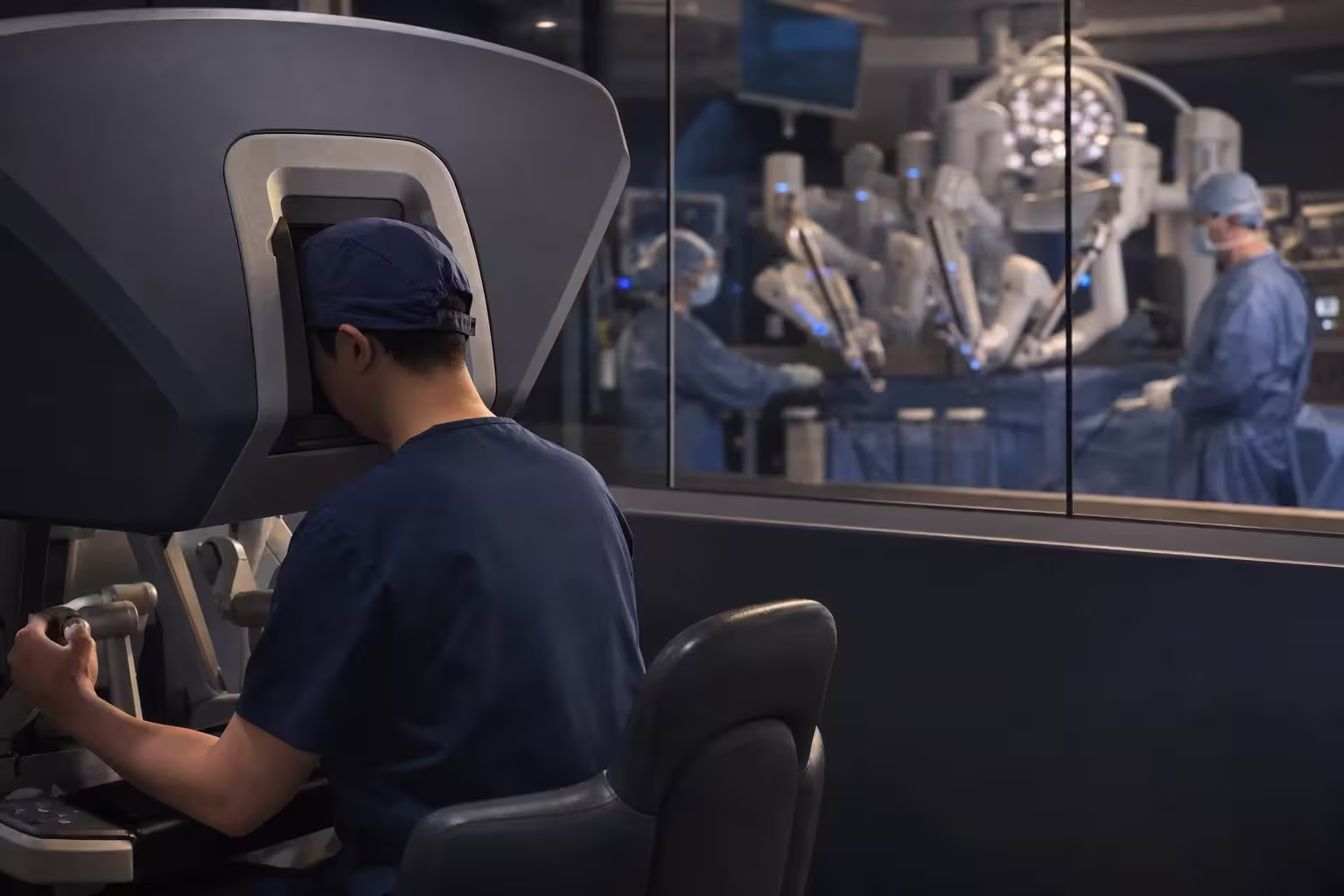 Cirurgião operando uma console de cirurgia robótica