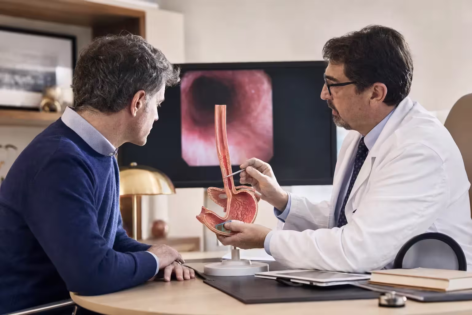 Consulta médica sobre sintomas de refluxo gastroesofágico