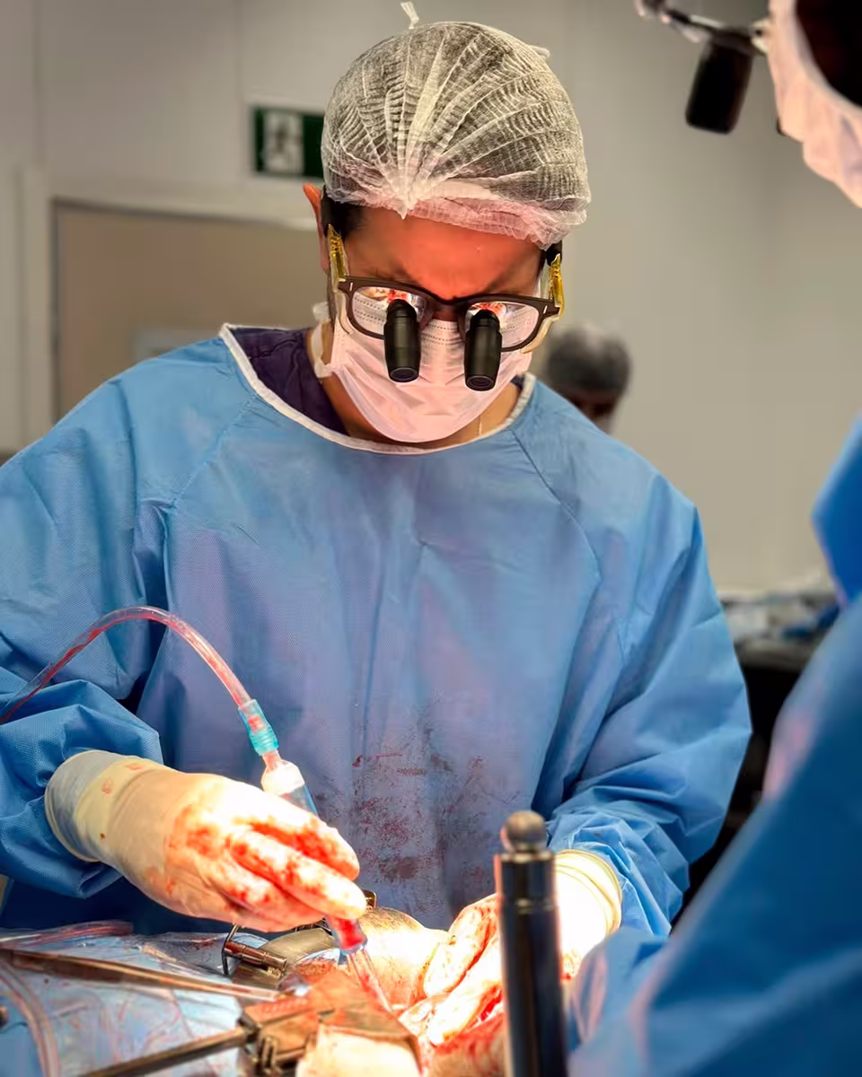 Dr. José David Alvarado utilizando lupas cirúrgicas no centro cirúrgico