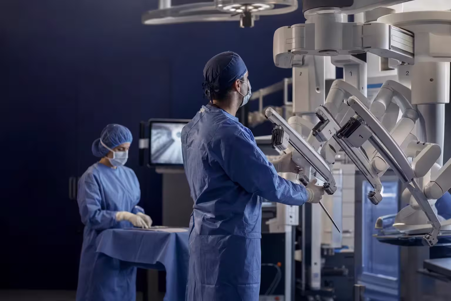 Sala de cirurgia robótica preparada para um procedimento digestivo